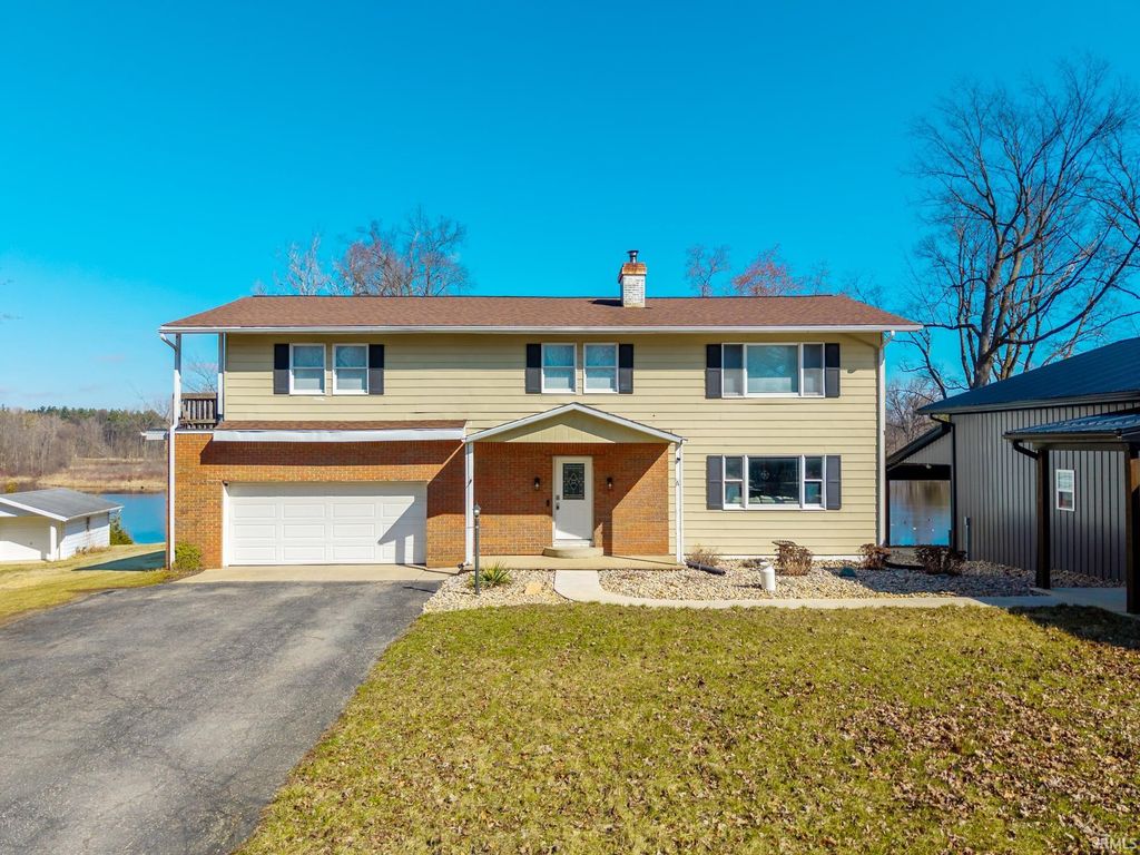 Photo of 8700 E Circle Drive, Kendallville, IN 46755 (MLS # 202549259)