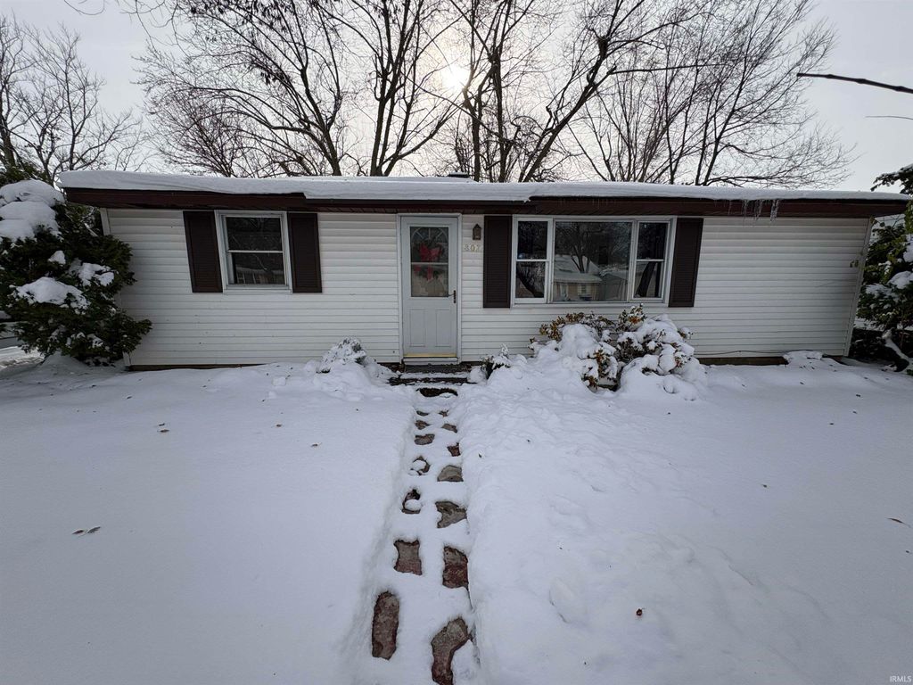 Photo of 807 W Lowell Avenue, Mishawaka, IN 46545 (MLS # 202547739)