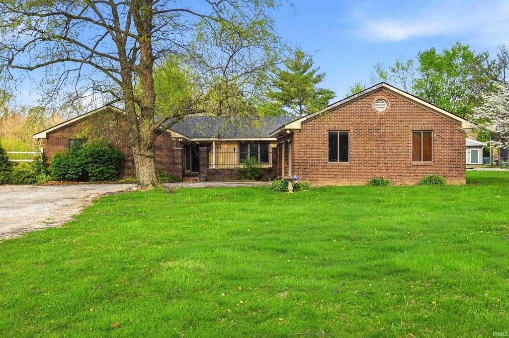 Photo of 592 N 700 W, Greenfield, IN 46140 (MLS # 202613367)