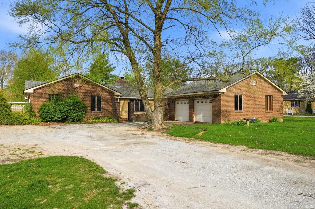 Photo of 592 N 700 W, Greenfield, IN 46140 (MLS # 202613367)