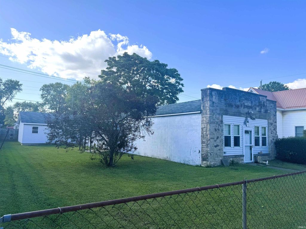 Photo of 705 S Grace Avenue, Crawfordsville, IN 47933 (MLS # 202539152)