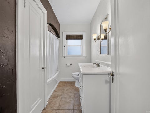 Tiny photo for 2013 Curdes Avenue, Fort Wayne, IN 46805 (MLS # 202637763)