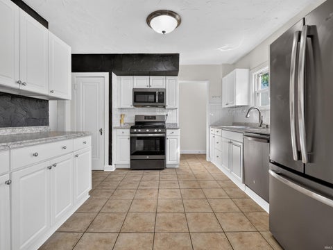 Tiny photo for 2013 Curdes Avenue, Fort Wayne, IN 46805 (MLS # 202637763)