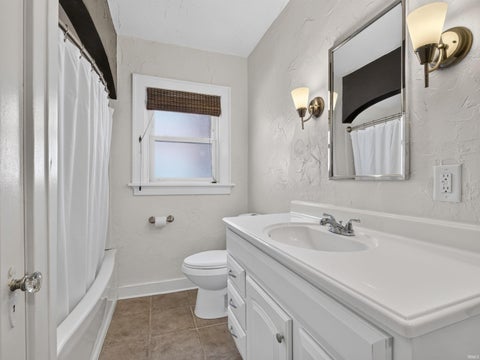 Tiny photo for 2013 Curdes Avenue, Fort Wayne, IN 46805 (MLS # 202637763)