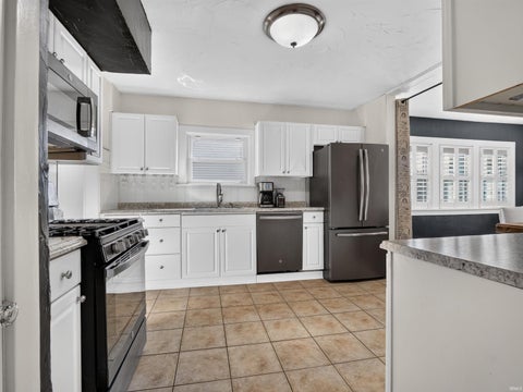 Tiny photo for 2013 Curdes Avenue, Fort Wayne, IN 46805 (MLS # 202637763)