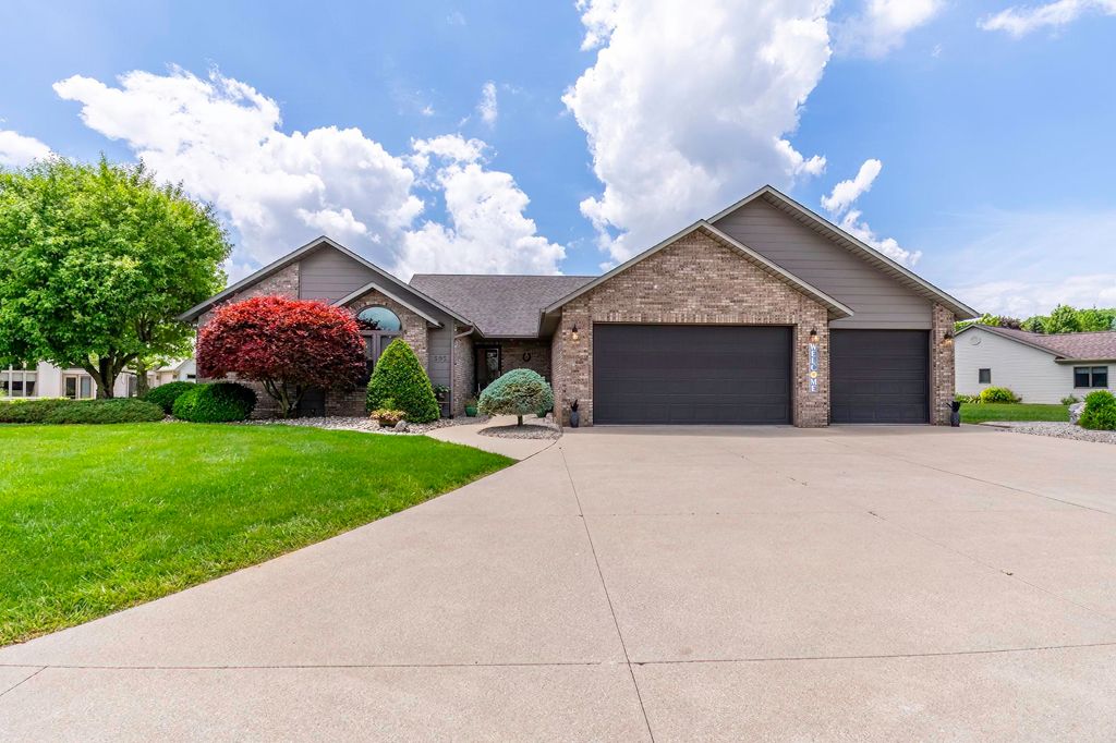 Photo of 595 N Easton Dr DR, Angola, IN 46703 (MLS # 202622607)