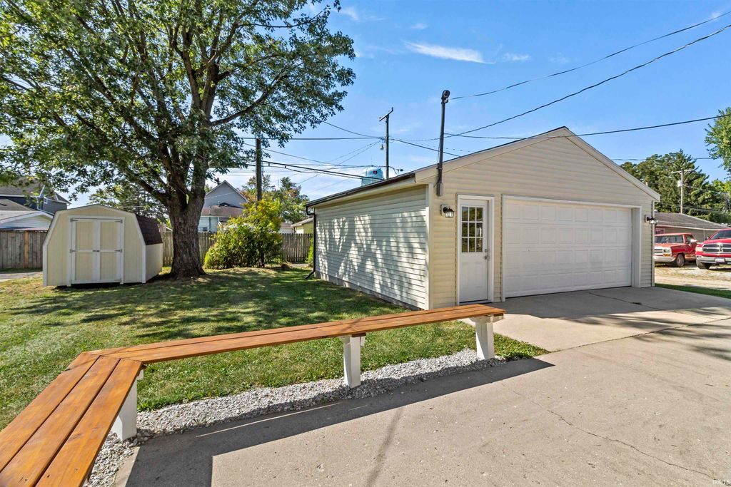 Photo of 709 N Walnut Street, Hartford City, IN 47348 (MLS # 202539033)