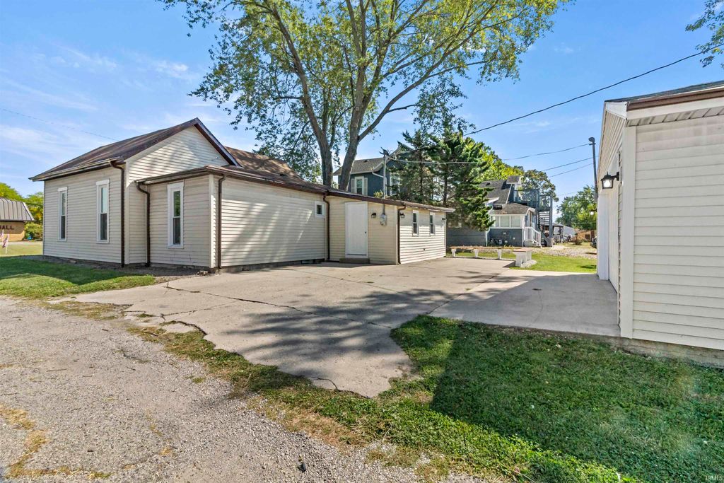 Photo of 709 N Walnut Street, Hartford City, IN 47348 (MLS # 202539033)