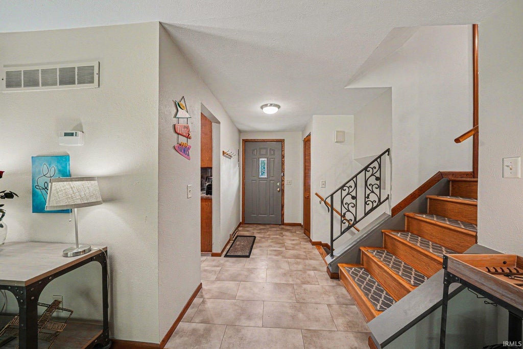 Photo of 1601 Victoria Drive, Elkhart, IN 46514 (MLS # 202644734)