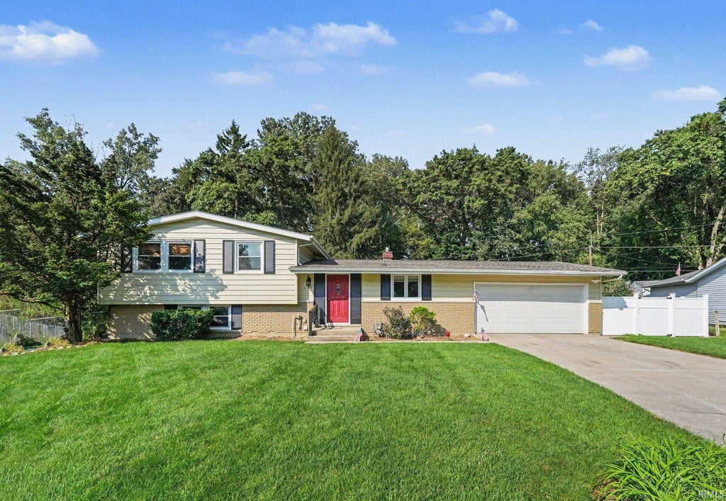 Photo of 1601 Victoria Drive, Elkhart, IN 46514 (MLS # 202644734)