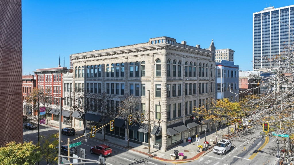 Photo of 112 W Washington Boulevard #435, Fort Wayne, IN 46802 (MLS # 202644117)