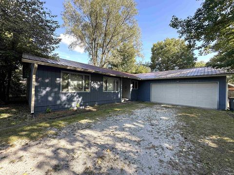 Photo of 4424 E 10th Street, Bloomington, IN 47408 (MLS # 202537244)