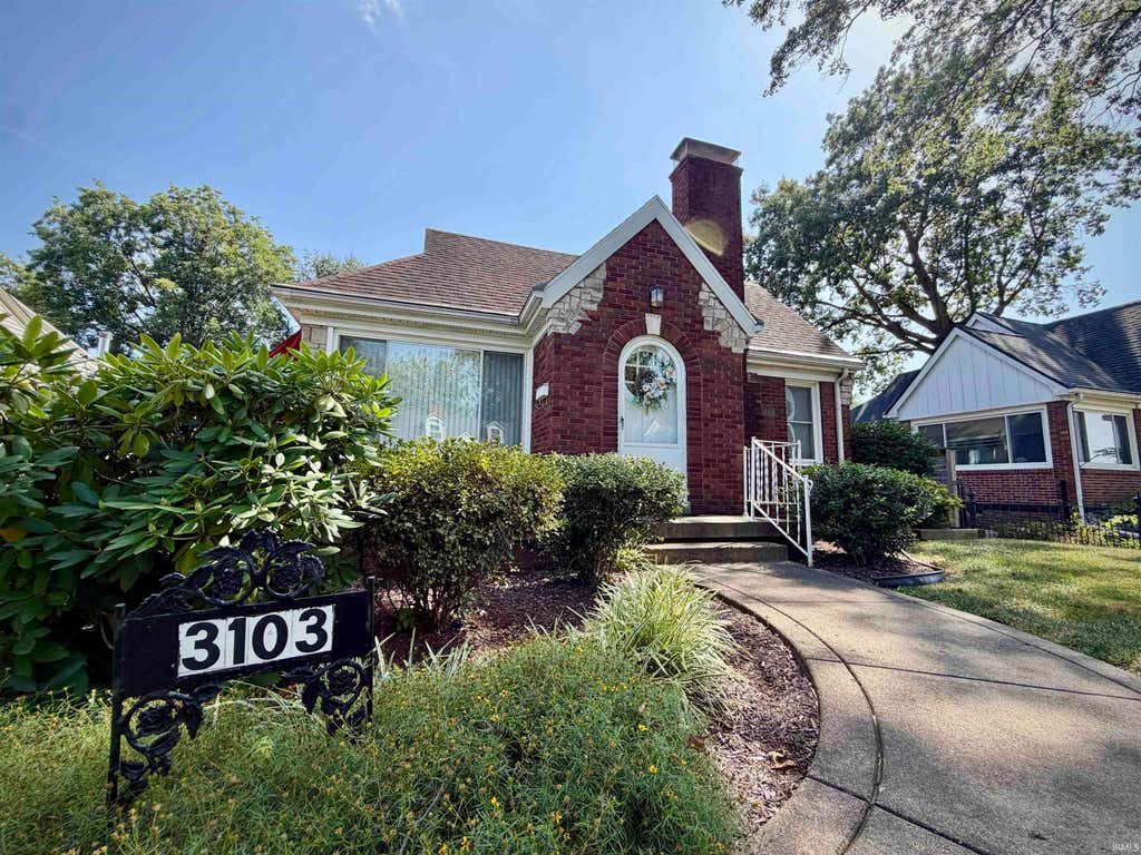Photo of 3103 E Mulberry Street, Evansville, IN 47714 (MLS # 202633976)