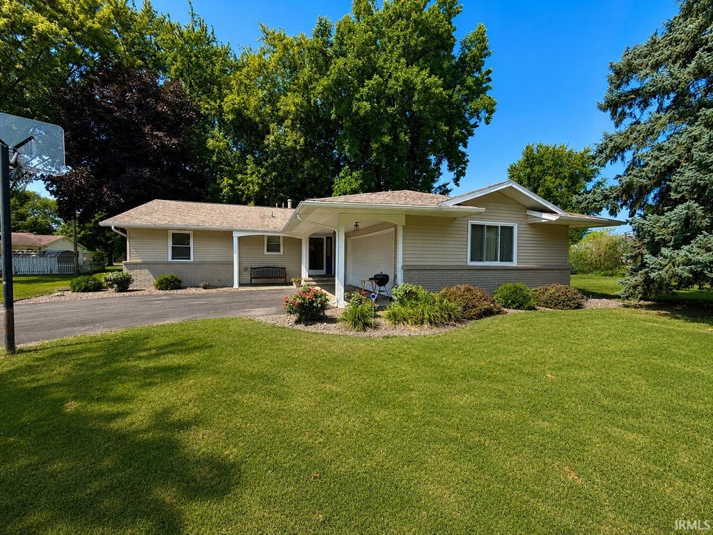 Photo of 518 S Plateau Trail, Monticello, IN 47960 (MLS # 202636159)