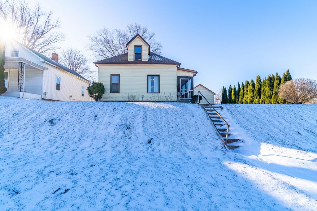 Photo of 106 E Hanna Street, Columbia City, IN 46725 (MLS # 202601578)