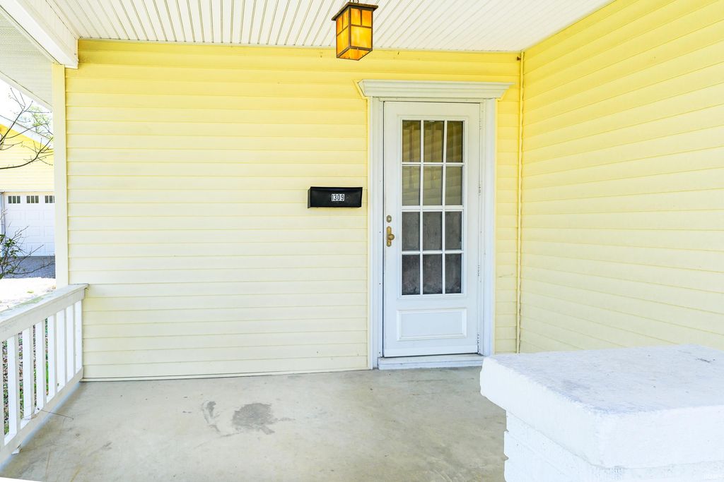 Photo of 1309 S Lincoln Street, Bloomington, IN 47401 (MLS # 202612205)