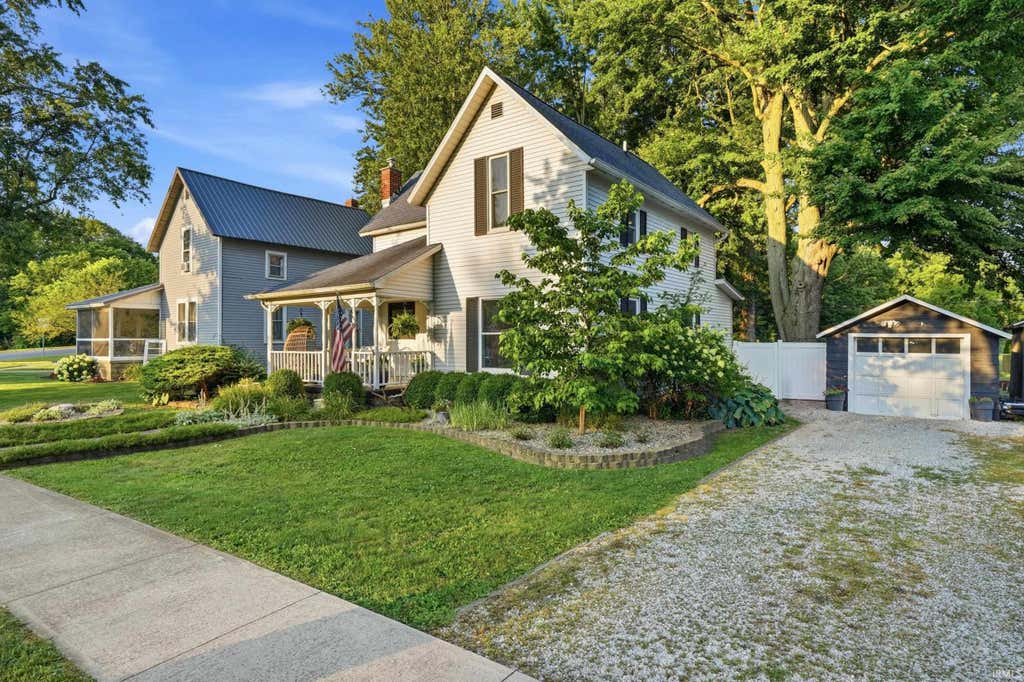 Photo of 404 N Main Street, Syracuse, IN 46567 (MLS # 202630108)