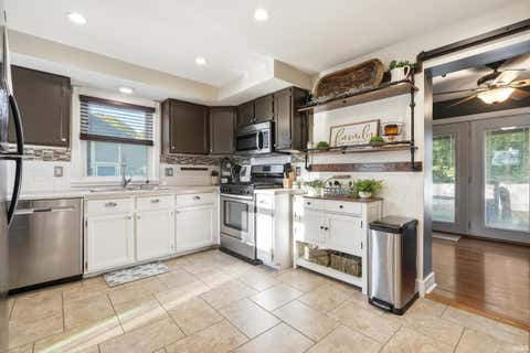 Tiny photo for 404 N Main Street, Syracuse, IN 46567 (MLS # 202630108)