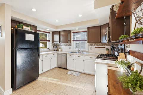 Tiny photo for 404 N Main Street, Syracuse, IN 46567 (MLS # 202630108)