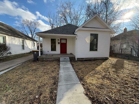 Photo of 811 W Kirkwood Avenue, Bloomington, IN 47404 (MLS # 202605630)