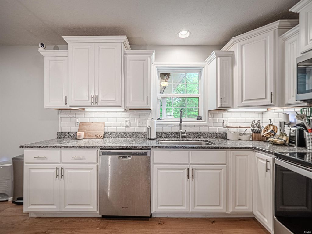 Photo of 1635 Hills Drive, Evansville, IN 47720 (MLS # 202616782)