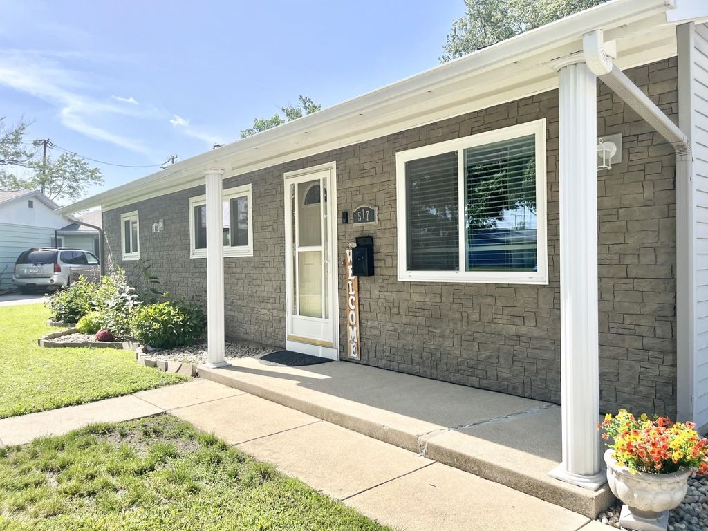 Photo of 517 N Camden Drive, Fort Wayne, IN 46825 (MLS # 202626624)