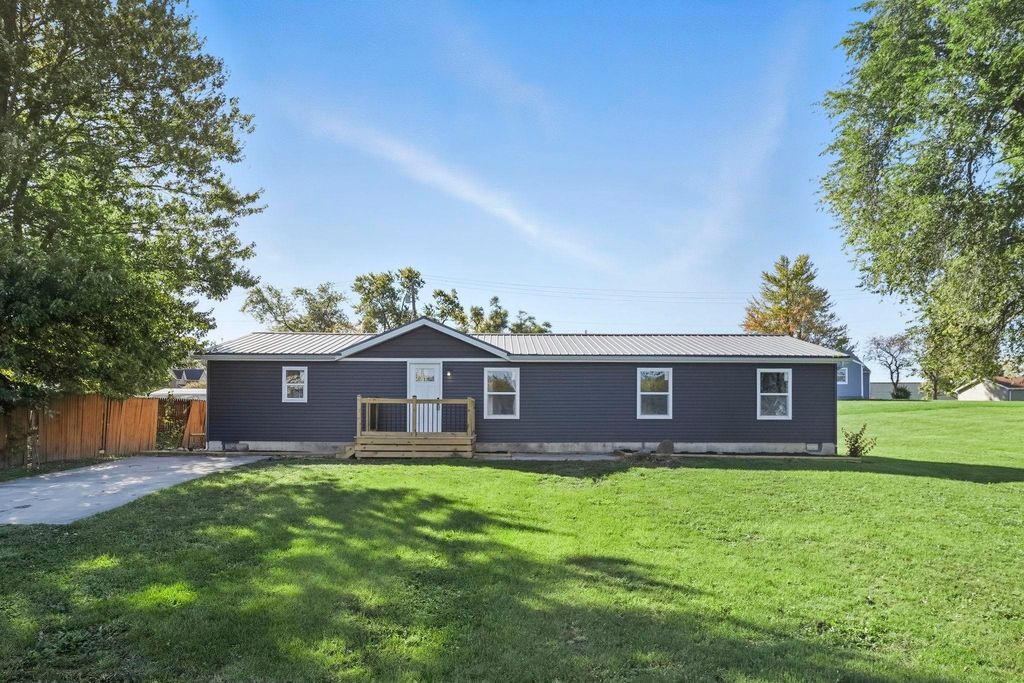 Photo of 406 W Lincoln Street, Ashley, IN 46705 (MLS # 202540898)