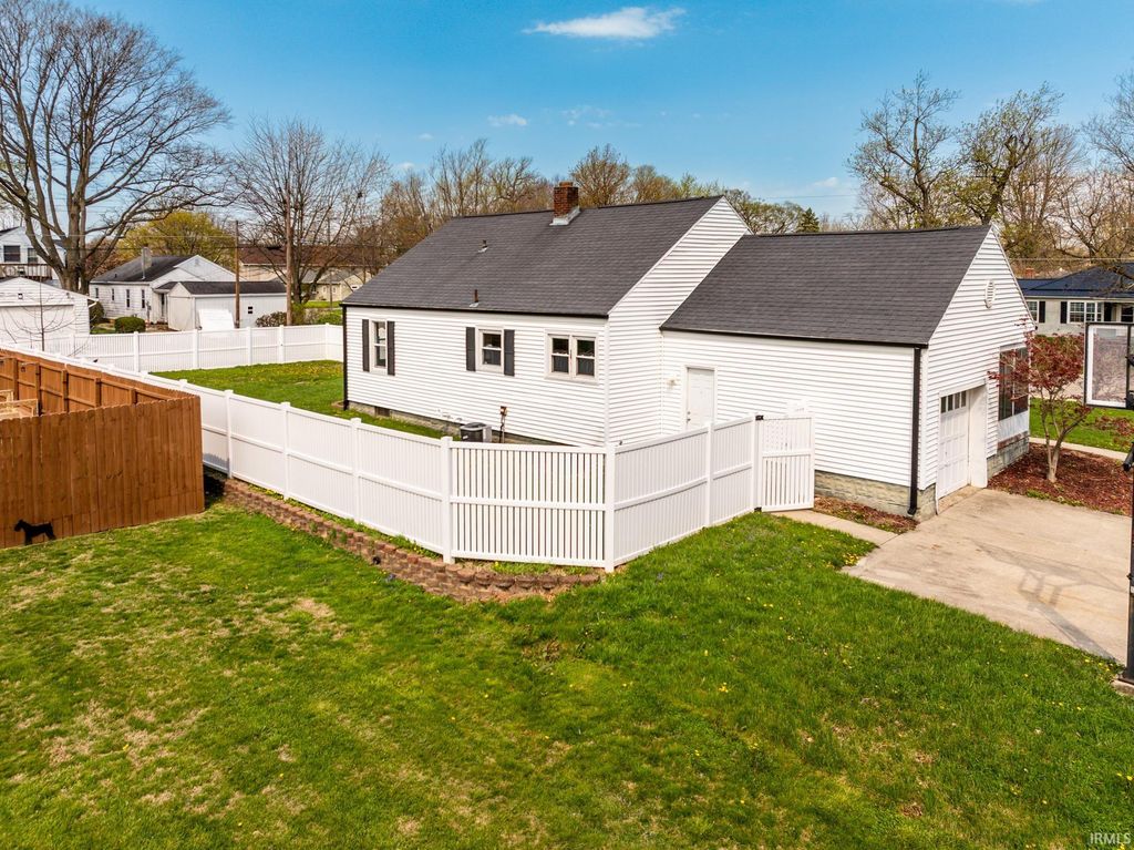 Photo of 1301 W Cowing Drive, Muncie, IN 47304 (MLS # 202612396)