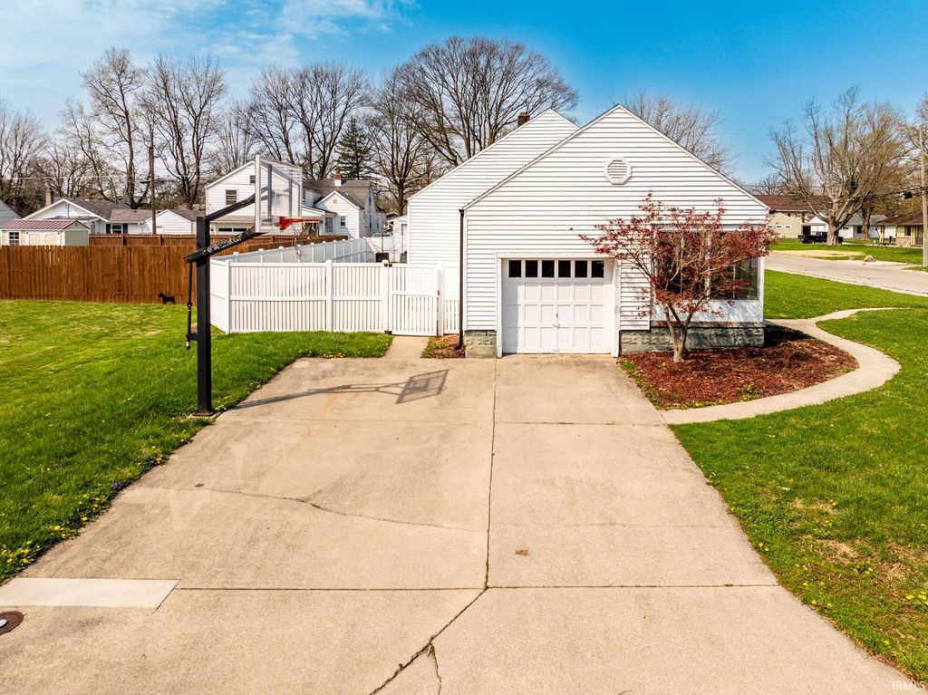Photo of 1301 W Cowing Drive, Muncie, IN 47304 (MLS # 202612396)