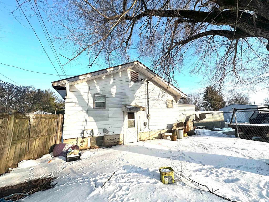 Photo of 318 N 14Th Street, Terre Haute, IN 47807 (MLS # 202603721)