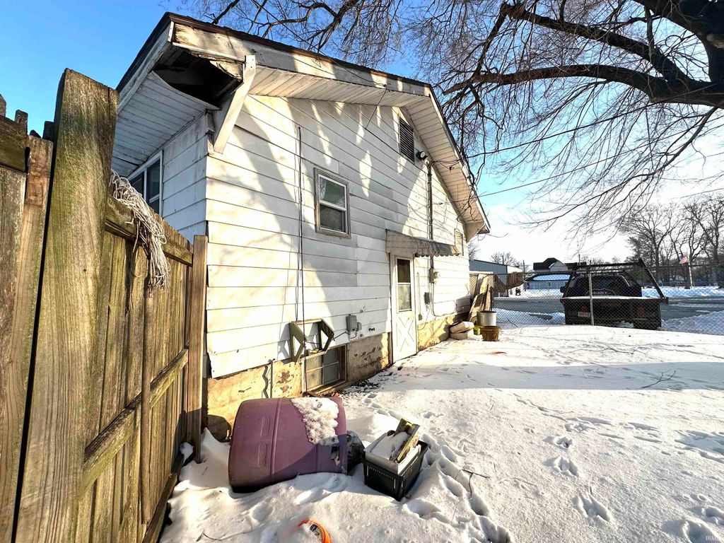 Photo of 318 N 14Th Street, Terre Haute, IN 47807 (MLS # 202603721)