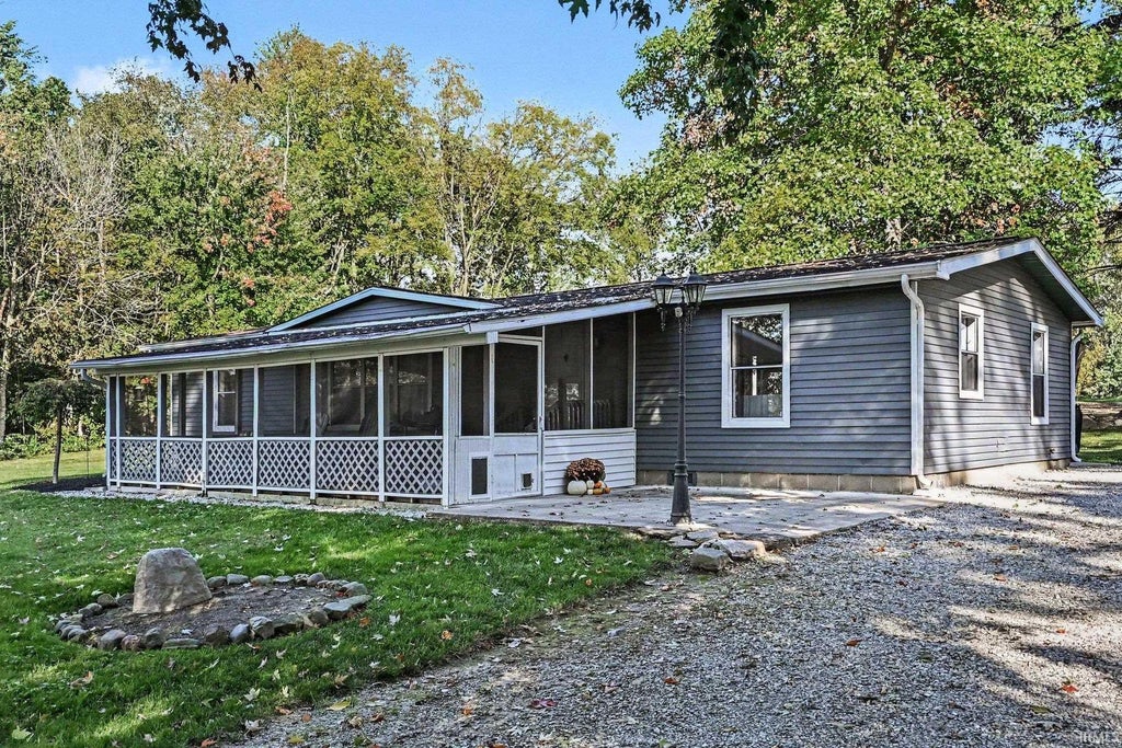 Photo of 72716 County Road 133, Syracuse, IN 46567 (MLS # 202642606)