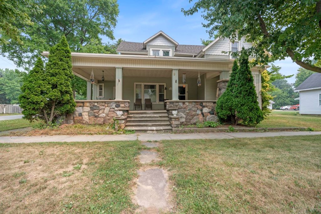Photo of 208 N Jefferson Street, Silver Lake, IN 46982 (MLS # 202628900)