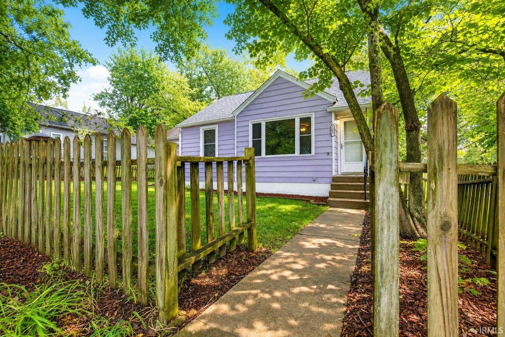 Photo of 1009 N Woodburn Avenue, Bloomington, IN 47404 (MLS # 202633334)