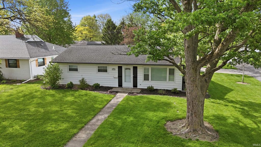 Photo of 866 W Franklin Street, Berne, IN 46711 (MLS # 202615304)