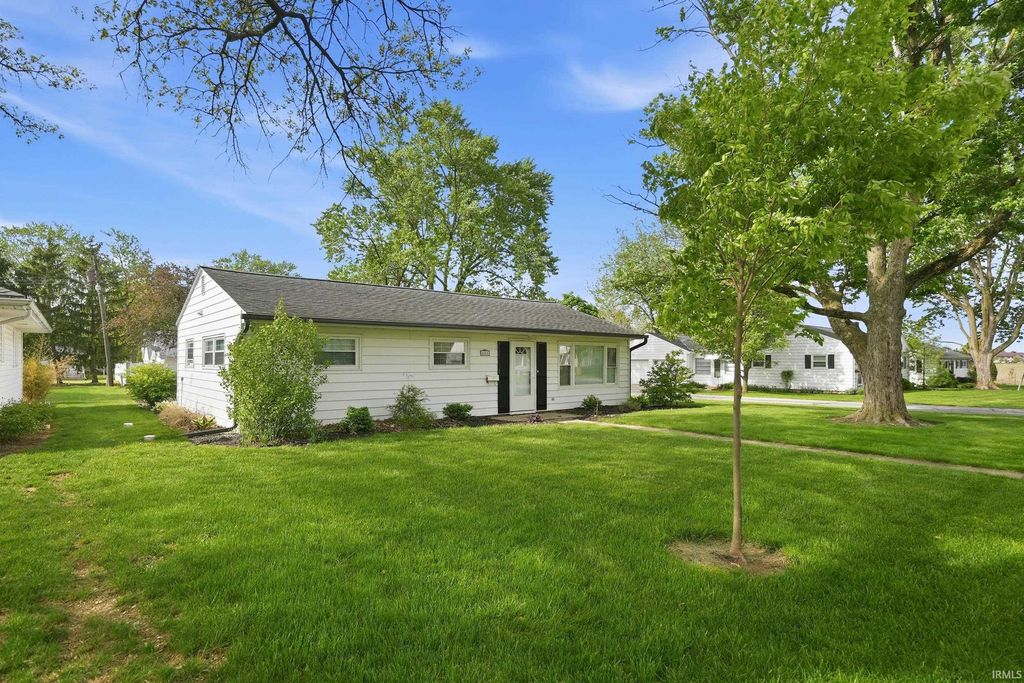 Photo of 866 W Franklin Street, Berne, IN 46711 (MLS # 202615304)