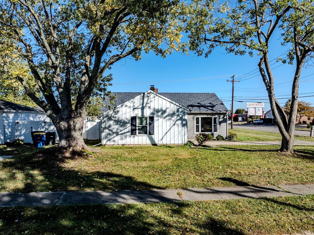Photo of 2701 N Oakwood Avenue, Muncie, IN 47304 (MLS # 202542741)