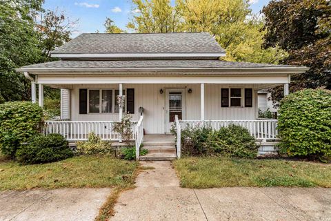 Photo of 204 E Blaine Street, Greentown, IN 46936 (MLS # 202540690)