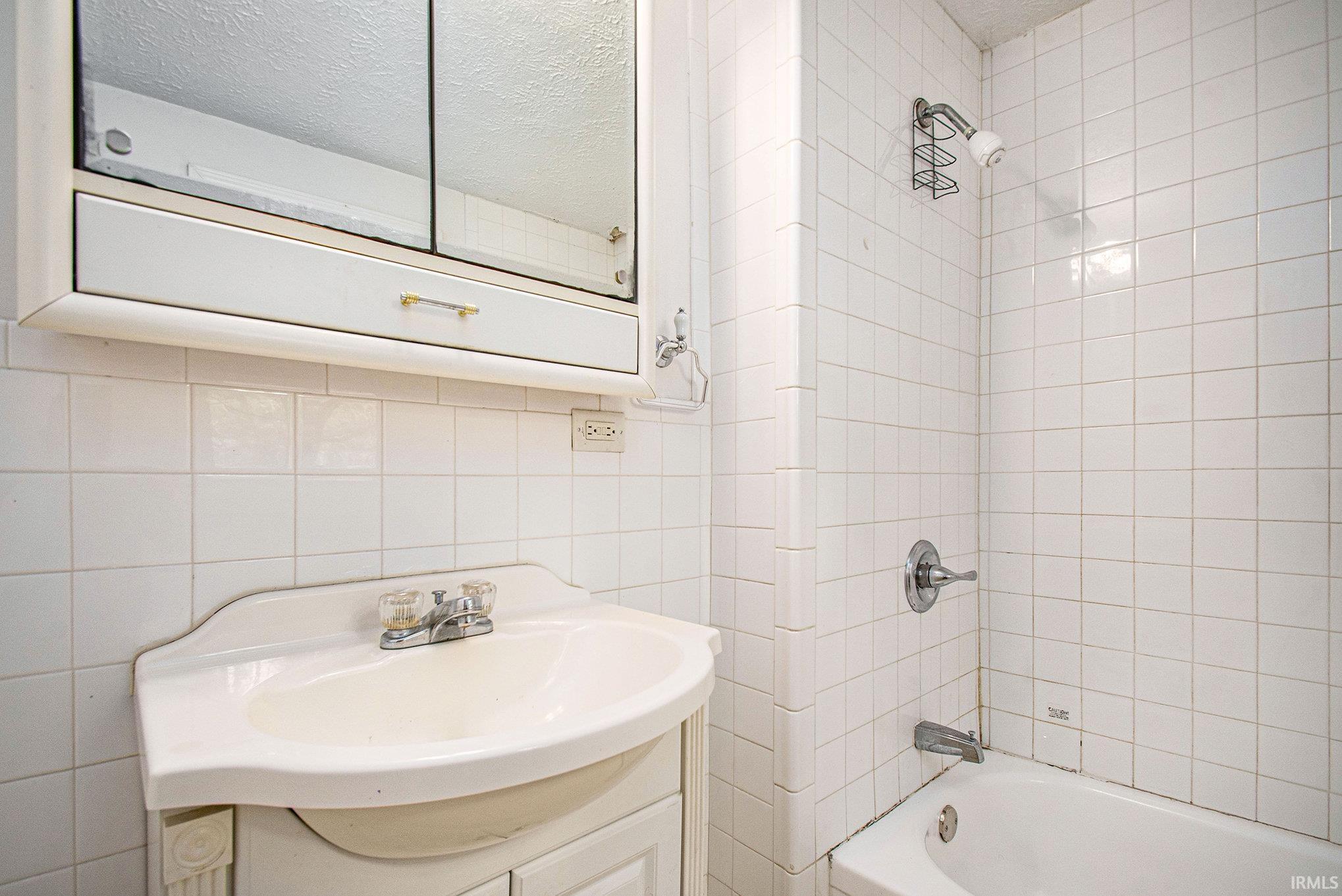 South Bend, Indiana 46615, United States, 3 Bedrooms Bedrooms, ,2 BathroomsBathrooms,Residential,Pending,195754