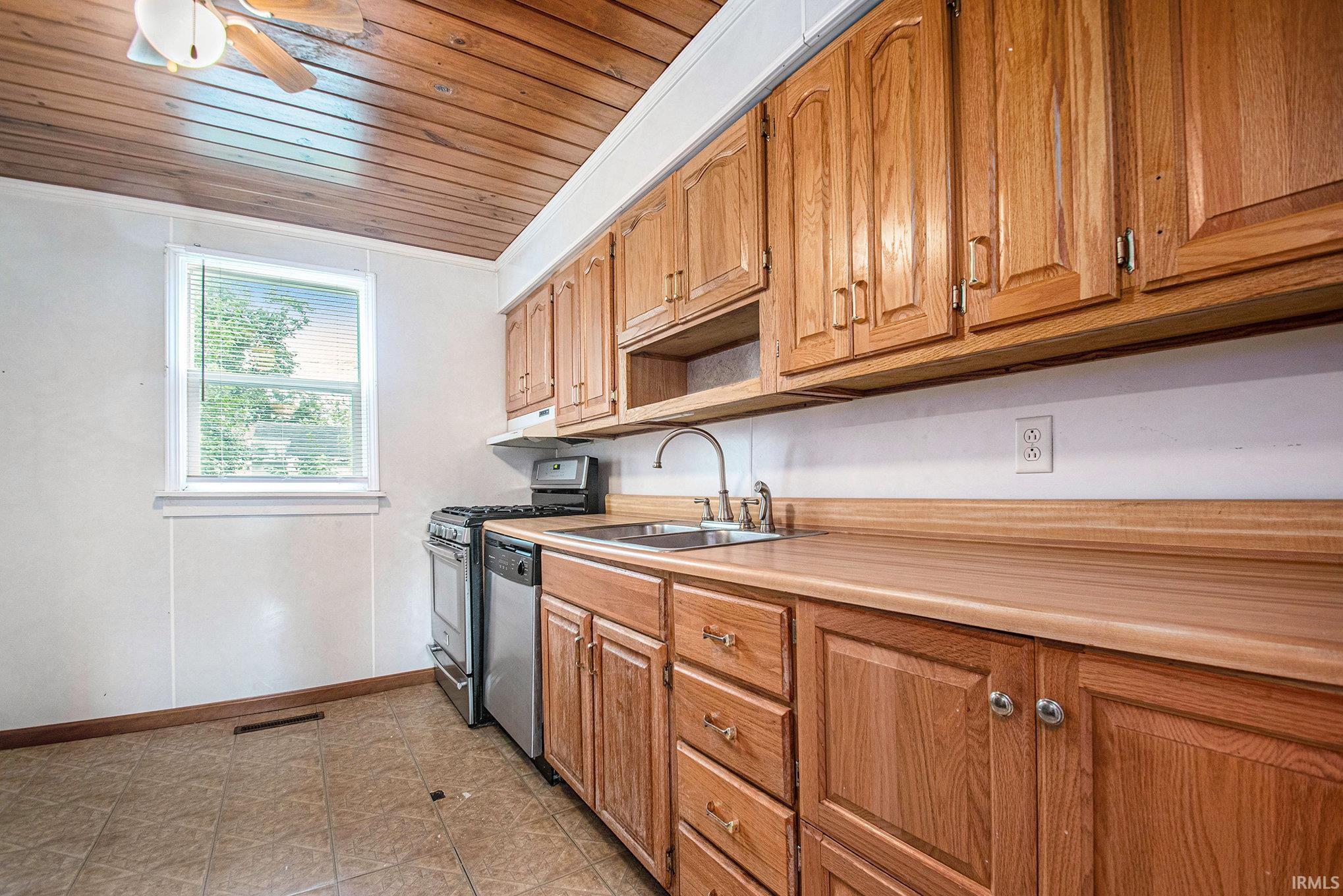 South Bend, Indiana 46615, United States, 3 Bedrooms Bedrooms, ,2 BathroomsBathrooms,Residential,Pending,195754