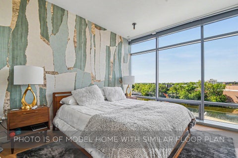 Tiny photo for 312 E Colfax Ave #401, South Bend, IN 46617 (MLS # 202638900)