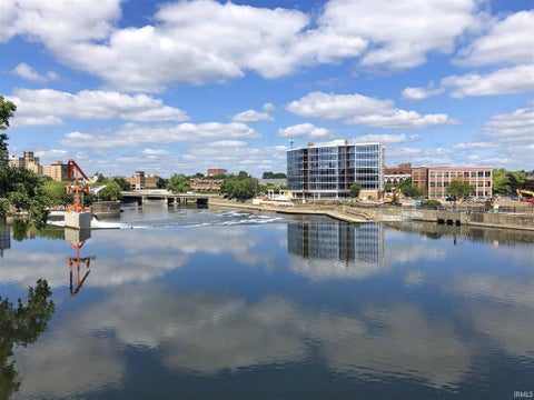 Tiny photo for 312 E Colfax Ave #401, South Bend, IN 46617 (MLS # 202638900)