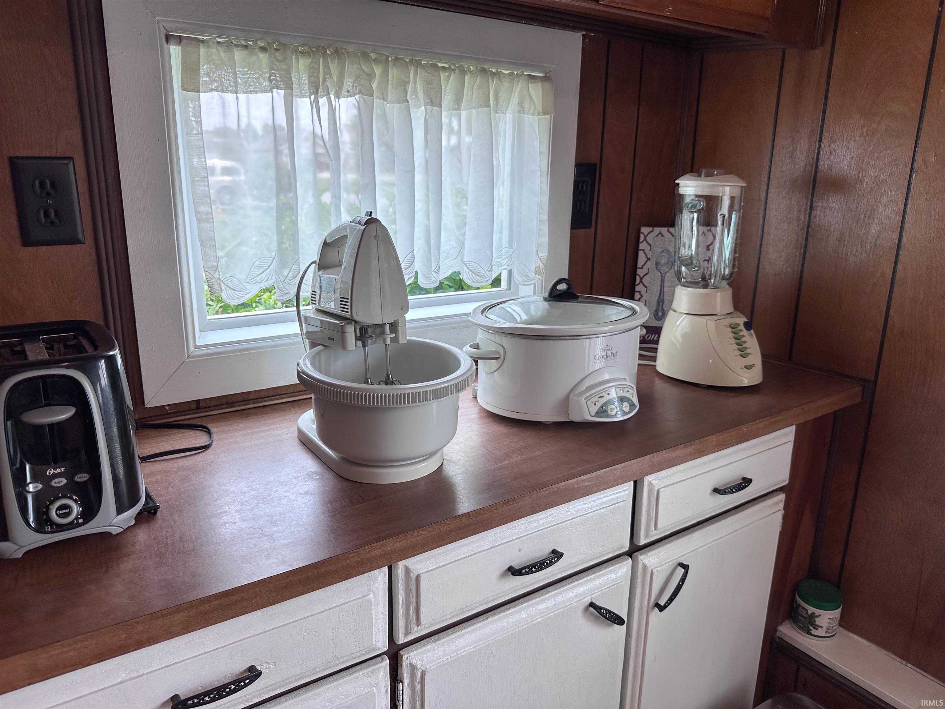 Reynolds, Indiana 47980, United States, 2 Bedrooms Bedrooms, ,1 BathroomBathrooms,Residential,Pending,144502