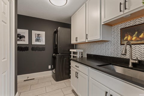 Tiny photo for 51215 Enchanted Oak Court, South Bend, IN 46628 (MLS # 202639757)