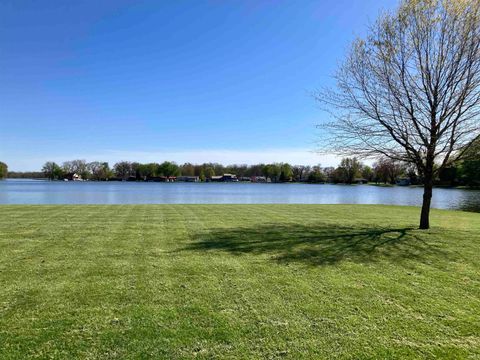 Photo of 2111 Bluewater Drive, Warsaw, IN 46580 (MLS # 202512678)