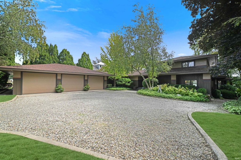 Photo of 1135 E Northshore Drive, Syracuse, IN 46567 (MLS # 202537675)