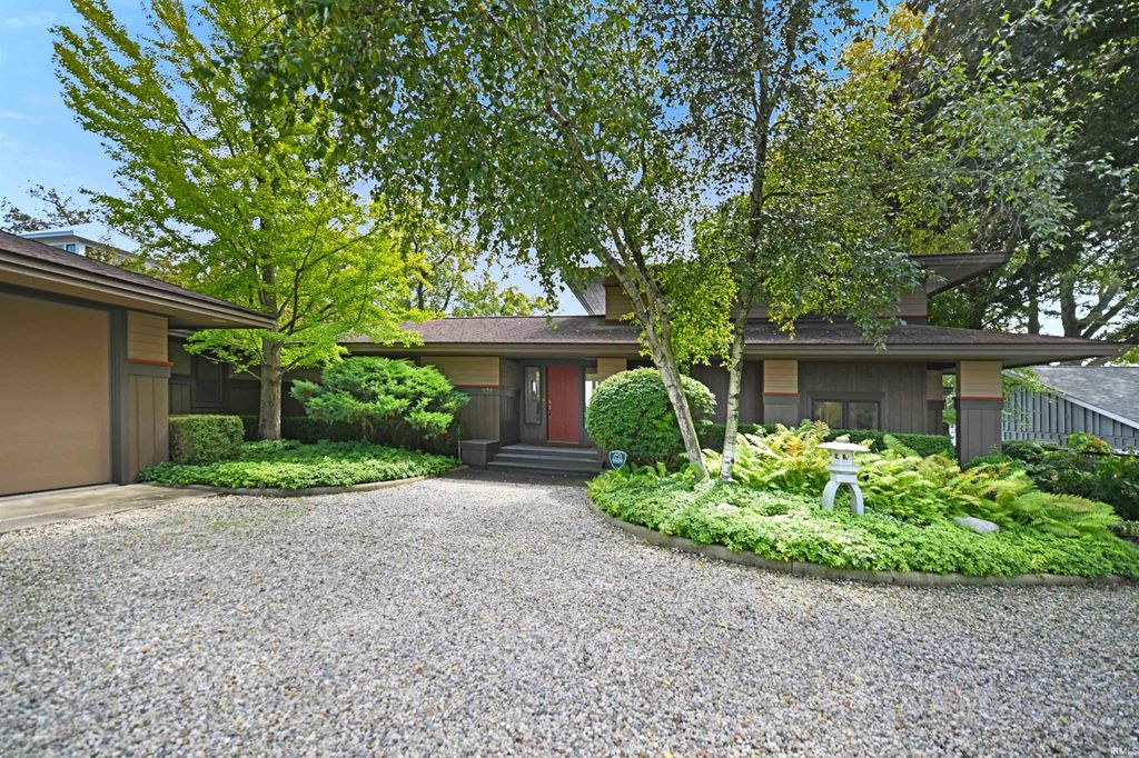 Photo of 1135 E Northshore Drive, Syracuse, IN 46567 (MLS # 202537675)