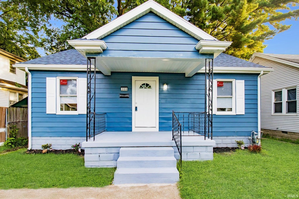 Photo of 308 E MISSOURI Street, Evansville, IN 47711 (MLS # 202637851)