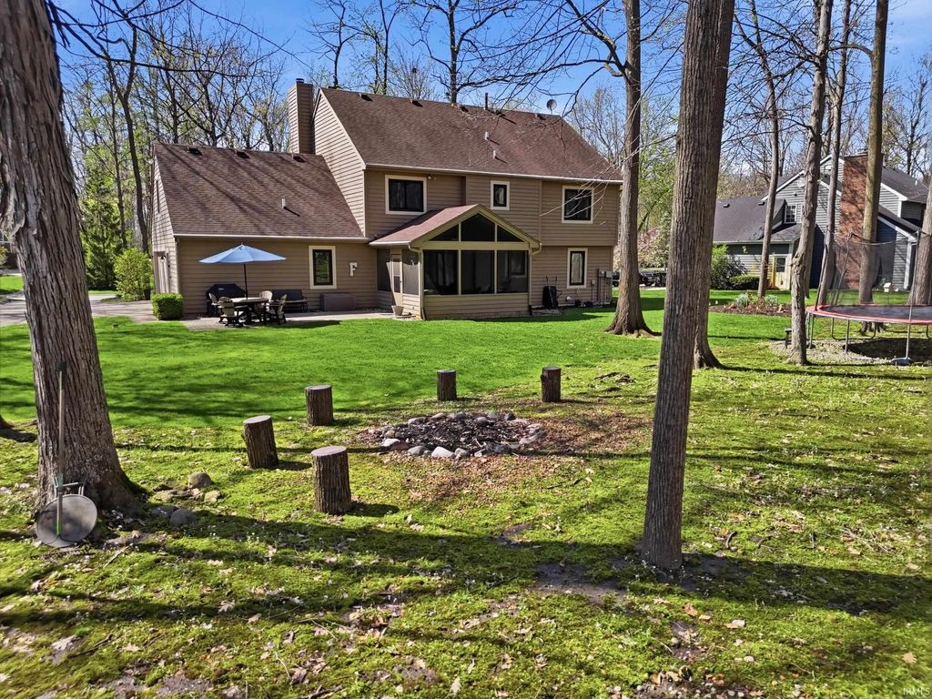 Photo of 10816 Country Wood Trail, Fort Wayne, IN 46845 (MLS # 202614344)
