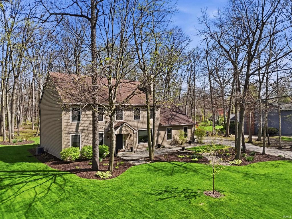 Photo of 10816 Country Wood Trail, Fort Wayne, IN 46845 (MLS # 202614344)